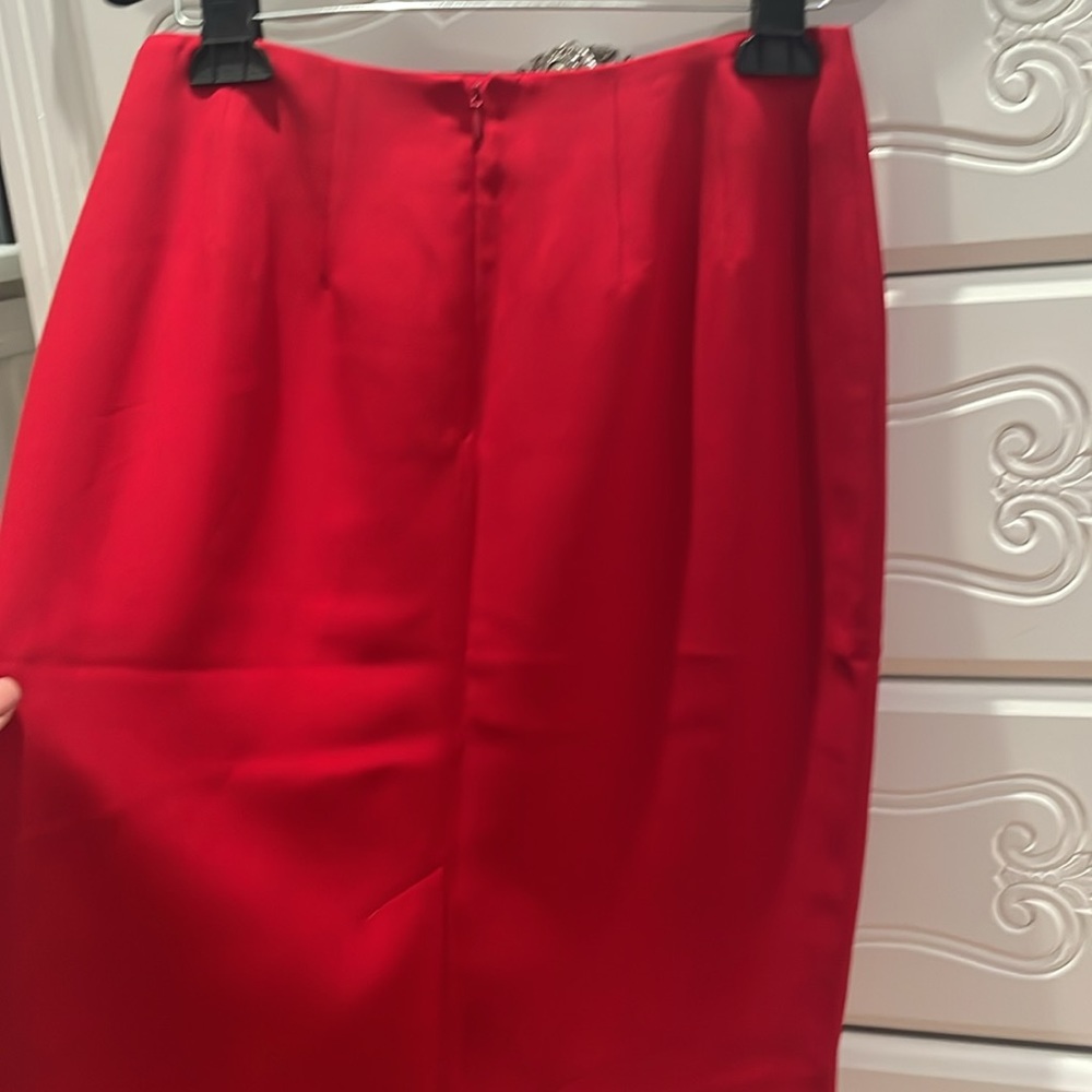 Red skirt - Picture 5 of 6